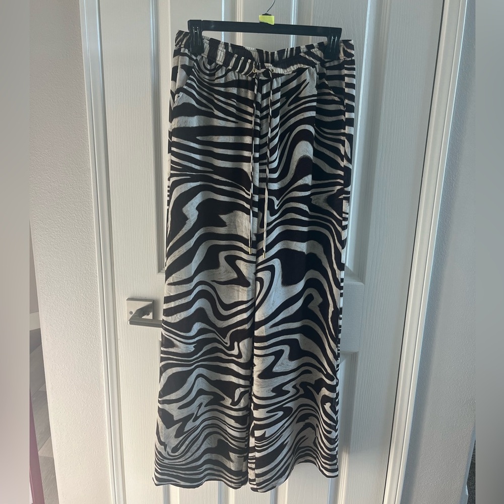 Michael Kors | NWT brown and white animal print wide leg pants | size 6 - Picture 3 of 6